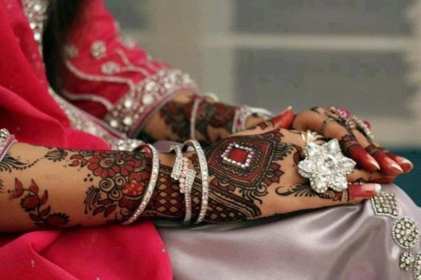 Bridal Black Henna Design For Bridesmaids - Shaadiwish