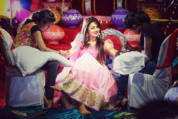 Bride while applying mehendi