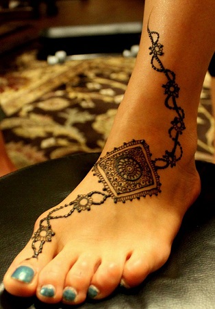 Minimalist mehendi design for feet