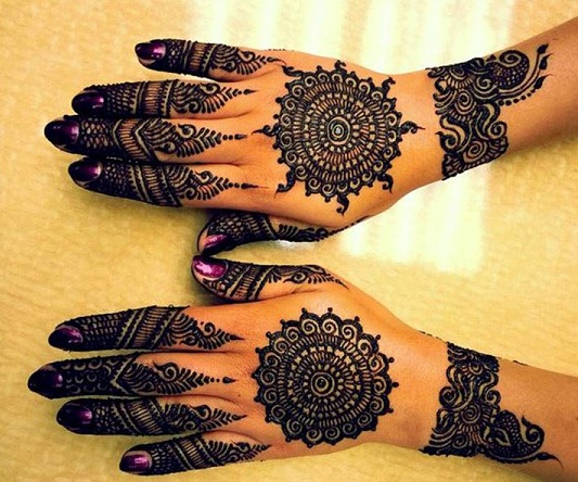 Round Mehendi Design For Back