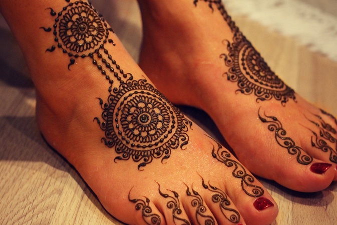 Round Mehendi Design For Feet