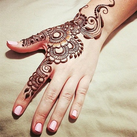 Simple Back Mehendi Design For Diwali