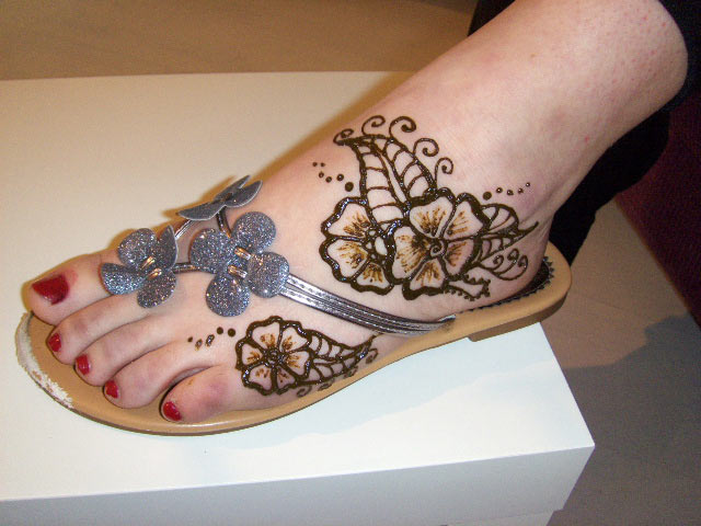 Simple Mehendi Desgign For Feet