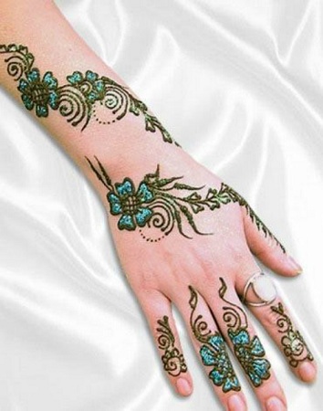 Stylish Glitter Mehendi Design