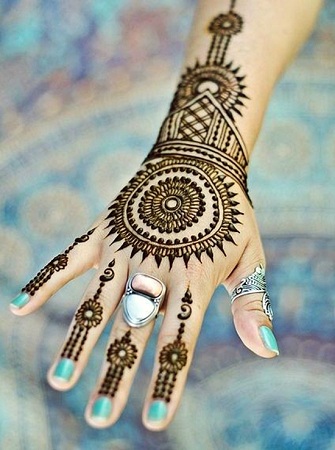 Stylish Round Mehendi Design For Back