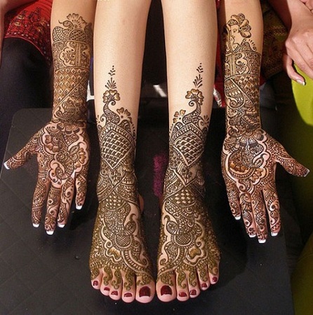 Stylish complete mehendi design for bride