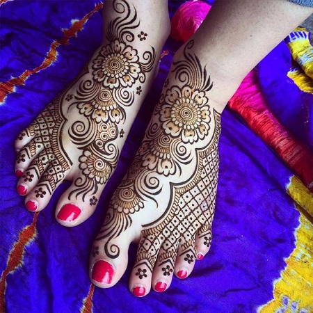 Traditional net mehendi design for feet