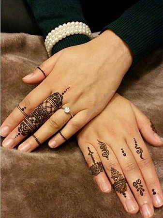 minimalist mehendi design for fingers