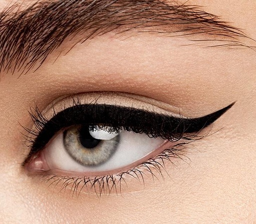 Best Tips To Apply Eyeliner Perfectly - FashionBuzzer.com