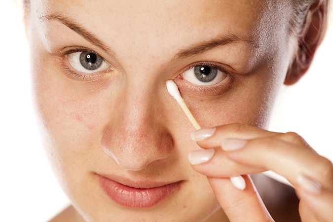 Cleaning Eye Before Applying Eyeliner